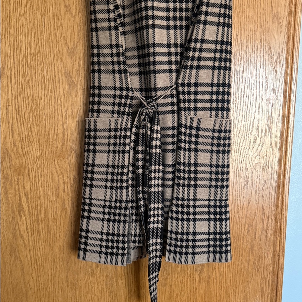 Plaid Sleeveless Vest- womens Medium - Picture 4 of 7